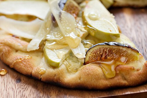 Warm Fig, Apple and Gorgonzola Flatbread Warm Fig, Apple and Gorgonzola Flatbread
